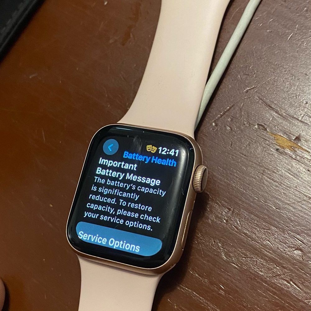 Apple Watch Series 4 GPS 40mm Model A1977 Pink S/M Band APPLE NO LONGER SUPPORTS - Picture 8 of 17